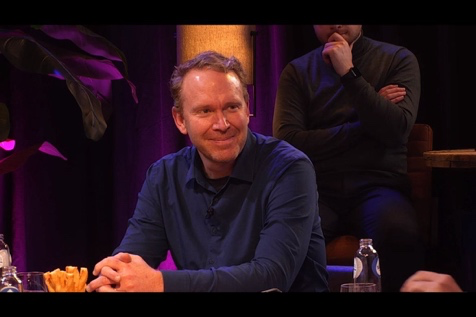 Kai Bergin spreekt tijdens een evenement