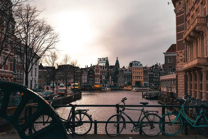 Fietsen aan een Amsterdamse gracht met historische grachtenpanden
